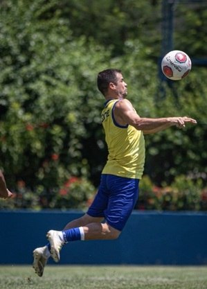Atacante Pipico em treino pelo Madureira