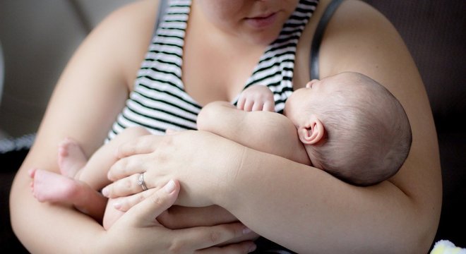 Bebês recebem anticorpos pela placenta e leite materno