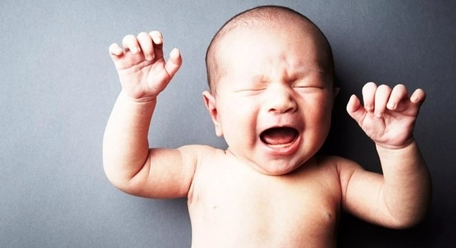 Em bebês, o principal sintoma é o refluxo