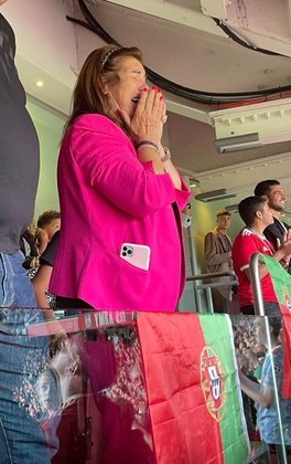 Dolores Aveiro, mãe do craque português, se emocionou com o primeiro gol de seu filho na partida e não segurou as lágrimas na arquibancada do Old Trafford