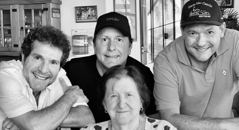 Dona Maria Aparecida junto dos filhos
