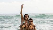 Aos 50, mãe de Chay Suede exibe corpão em praia e se diverte com filho