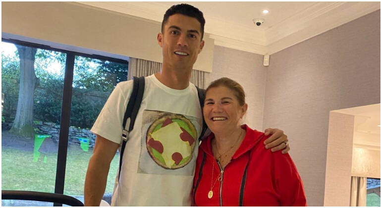 Mãe de Cristiano Ronaldo posa ao lado de filho
