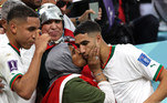 Jogadores marroquinos buscam familiares para comemoraçõesA seleção marroquina buscou comemorar cada gol e classificação com os familiares, que assistiram aos jogos diretamente das arquibancadas. Hakimi comemorou a vitória sobre a Bélgica com a mãe, e Boufal buscou a mãe para dançar no gramado após a classificação para a semifinal
