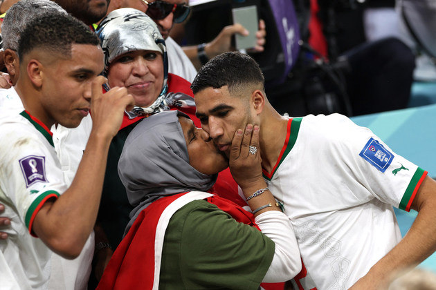 Que os jogadores das seleções são craques, não é preciso dizer. No entanto, além do talento em campo, o apoio da família e dos amigos é um fator importante para motivar os jogadores nas competições, como a Copa do Mundo. Durante o Mundial do Catar, foram registrados os momentos de torcida e de encontros. Confira:Hakimi, da seleção marroquina, recebeu o carinho da mãe após o fim da partida contra a Bélgica