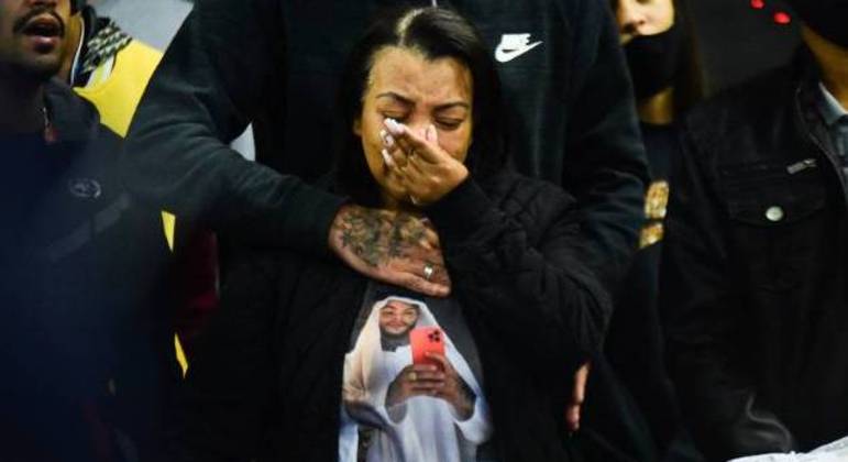 Mãe de MC Kevin, Valquiria Nascimento, durante o velório do filho
