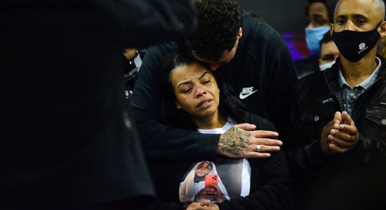 Mãe de MC Kevin, Valquiria Nascimento, durante o velório do filho
