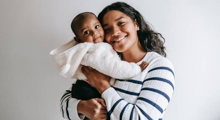 Mãe não se sentiu segura de deixar seu filho com babá e o levou junto ao casamento da prima