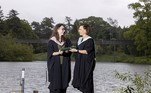 As britânicas Vicki Lawlor, de 43 anos, e sua filha Hannah, de 21, se formaram juntas na Universidade de Stirling, na Escócia. nesta semana. A emoção de receber o diploma ao mesmo tempo levou mãe e filha a planejar uma festa no jardim de sua casa para comemorar a dupla conquista 