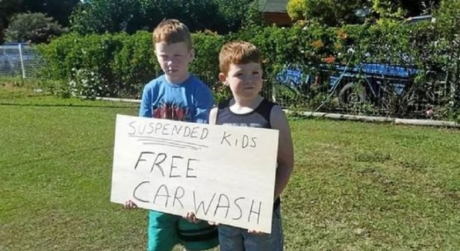 Mãe faz filhos lavarem carros de graça como forma de castigo