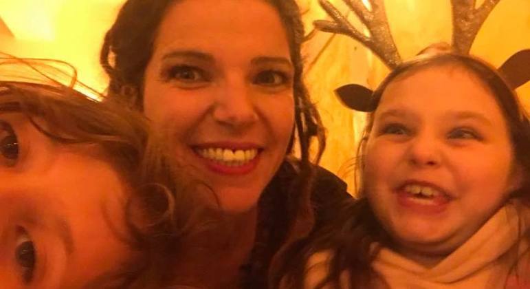 Mãe revelou que deixa as filhas xingarem e ficarem acordadas até tarde