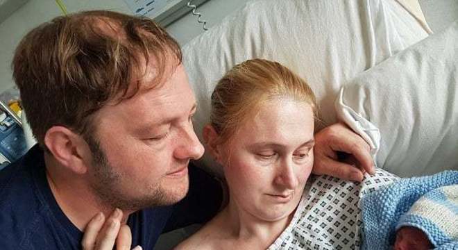 mãe incubadora especial bebê