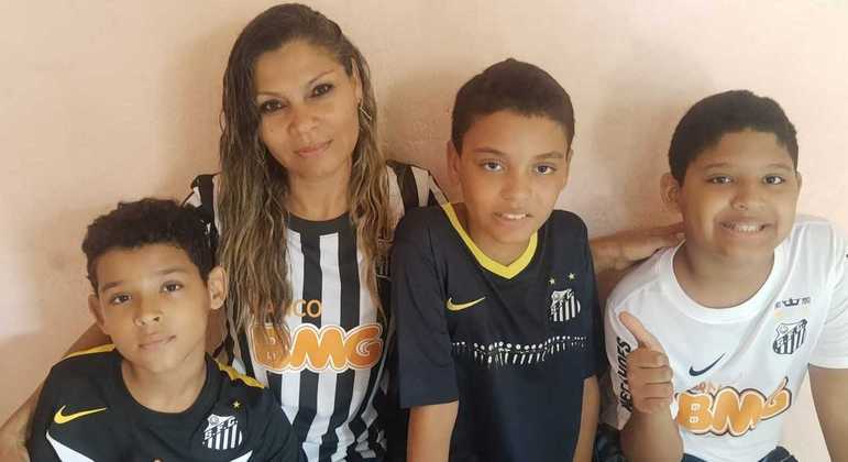 Márcia Cristina com Lucas, Davi e Neymar: paixão em comum pelo Santos
