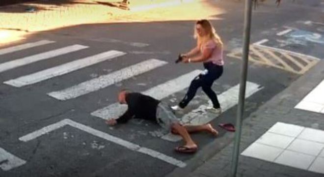 Resultado de imagem para foto de mÃ£e reagindo a assalto em frente da escola