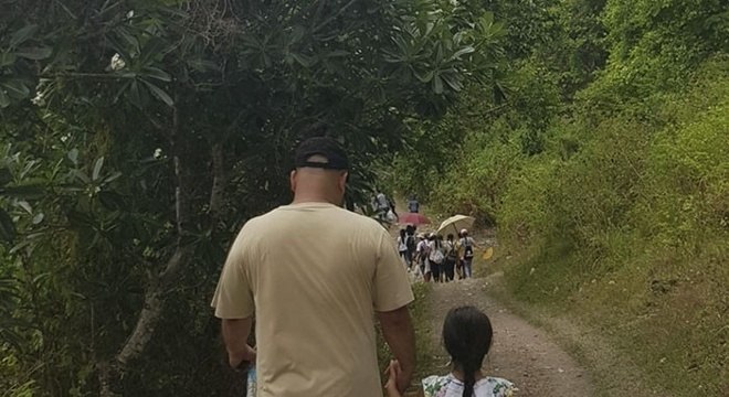  mãe registra secretamente passeio do seu marido e filha com as mãos dadas