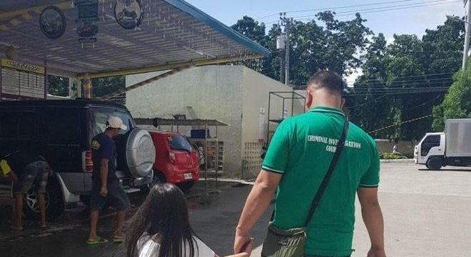  mãe registra secretamente passeio do seu marido e filha com as mãos dadas