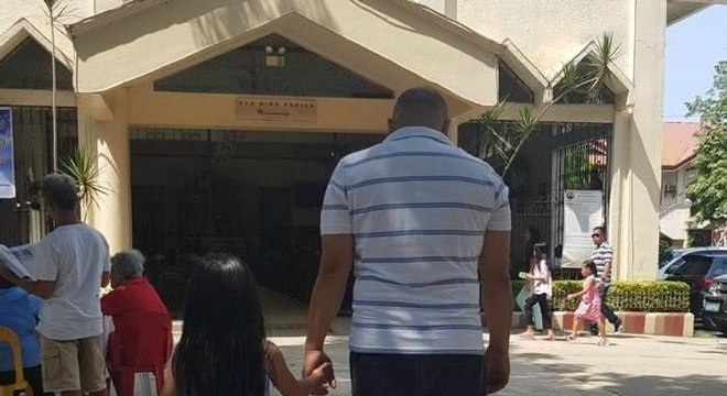  mãe registra secretamente passeio do seu marido e filha com as mãos dadas