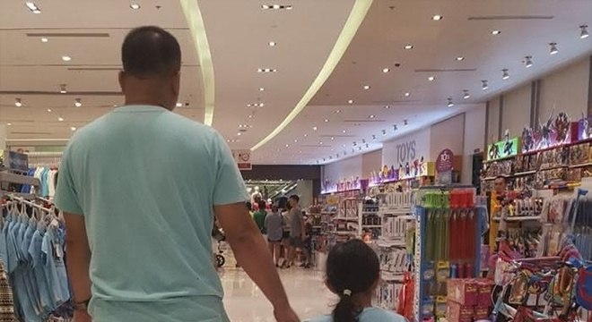  mãe registra secretamente passeio do seu marido e filha com as mãos dadas