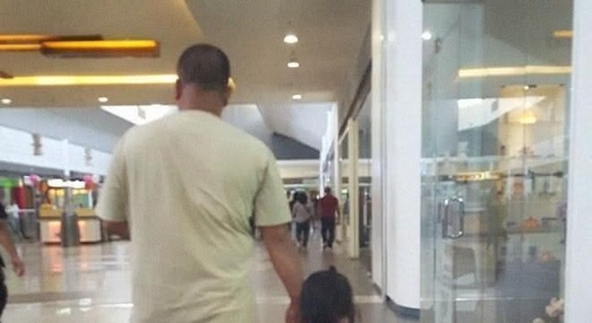  mãe registra secretamente passeio do seu marido e filha com as mãos dadas