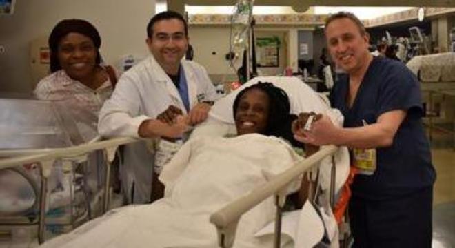 Thelma Chiaka com a equipe mÃ©dica que fez seu parto em Houston, no Texas 