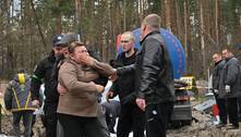 Mãe chora ao reconhecer corpo do filho de 23 anos em um bueiro perto de Kiev