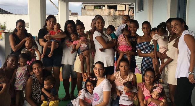 Mães da Abraço a Microcefalia, que dá assistência a 240 crianças na Bahia