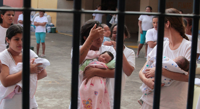 Bebês são expostos ao ambiente inóspito das penitenciárias