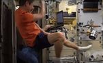Ele está a bordo da Estação Espacial Internacional (ISS, sigla em Inglês), a 408 km de altitude, na órbita da Terra