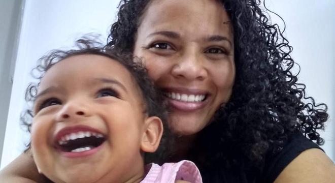 "Eu abraço minha filha, mas não tenho quem me abrace", diz Fabiana