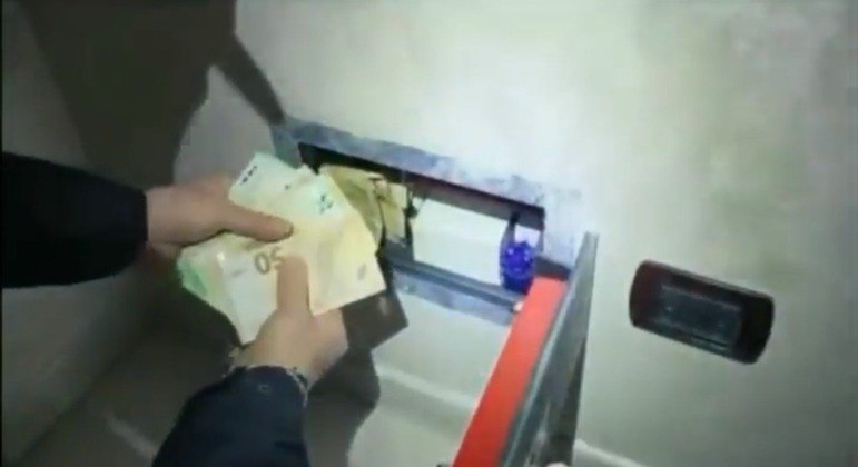 Policiais encontraram milhares de euros em parede de casa de suspeito