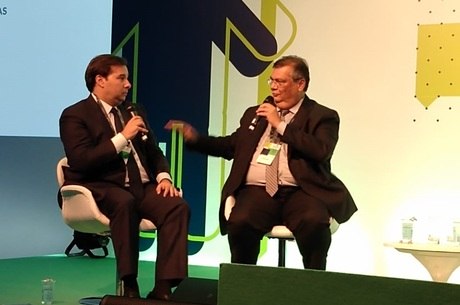 Rodrigo Maia e Flávio Dino, em evento em São Paulo