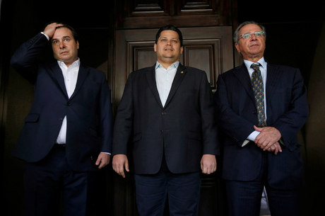 Rodrigo Maia (à esquerda), Davi Alcolumbre e Paulo Guedes (à direita)