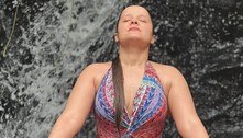 Maiara exibe silhueta magra ao curtir momento relax durante banho de cachoeira