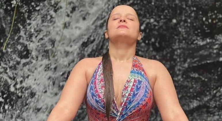 Maiara curtiu um momento relax durante banho de cachoeira