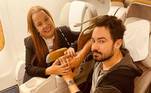 No dia 26 de janeiro, a cantora sertaneja publicou uma foto com o amado dentro de um avião. 