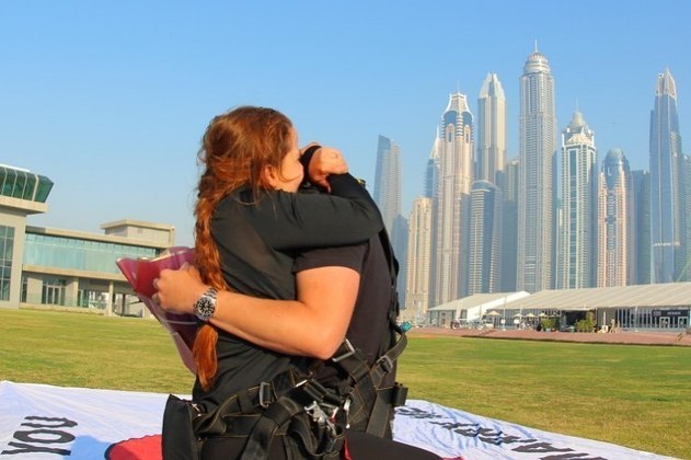 Minutos antes de um salto de paraquedas, em Dubai, o cantor Fernando Zor pediu Maiara, da dupla com Maraisa, em casamento