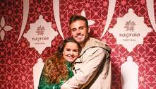 Maiara dá beijão no namorado, Matheus Gabriel, e exibe anel de compromisso