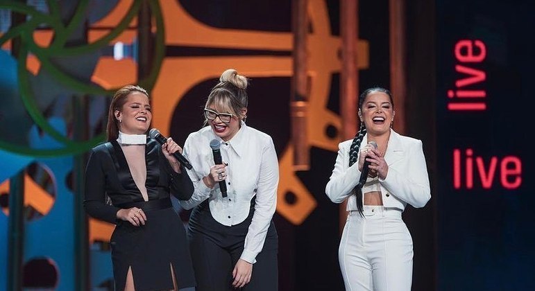 Cantoras sobem ao palco para apresentar show que seria realizado por Marília Mendonça 