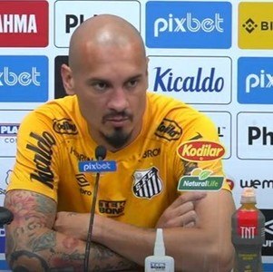 Maicon em entrevista coletiva na tarde desta quarta-feira (3)