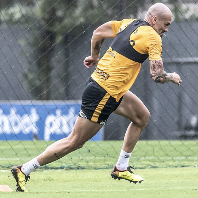 Maicon em atividade no CT Rei Pelé: fase final de recuperação da melhor forma