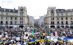 Centenas de manifestantes se reuniram na cidade de Munique, na Alemanha, para protestar contra a invasão russa da Ucrânia