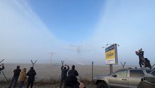 Intrigante! Maior avião do mundo 'limpa' a névoa do céu ao aterrissar