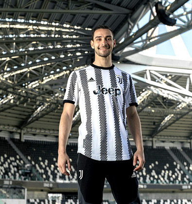 Maior campeã italiana, a Juventus também apresentou seus modelos em maio. A camisa mantém o tradicional preto e branco, mas com detalhes  triangulares fazendo uma alusão ao formato do estádio do time, o Allianz Stadium, fundado em 2011. A camisa é da Adidas. A Juve é bicampeã europeia. 