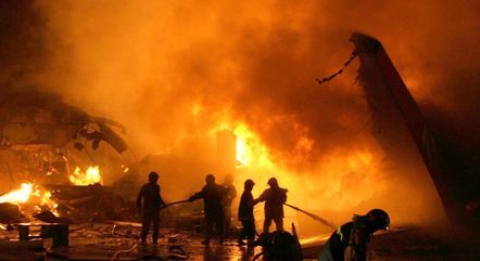 Avião explodiu ao se chocar com prédio