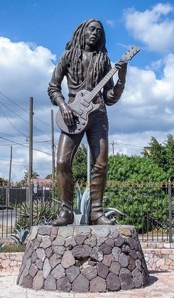 Maior nome do reggae, Bob Marley - falecido em 1981 - tem duas estátuas em Kingston, na Jamaica. Uma delas é essa de bronze com ele tocando sua guitarra.