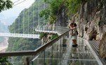 A maior ponte com fundo de vidro do mundo, a ponte de pedestres Bach Long, 'dragão branco' em vietnamita, foi inaugurada no Vietnã, no noroeste da província de Son La, e aberta ao público na última sexta-feira (29)Estagiária do R7, sob supervisão de Pablo Marques