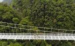A ponte está suspensa 150 metros acima de uma selva no Moc Chau Island Mountain Park and Resort. A estrutura está em torno de penhascos vertiginosos e atravessa um vale entre dois picos
