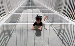 O piso da ponte é feito de um vidro temperado produzido na França, o que o torna suficientemente forte para suportar até 450 pessoas ao mesmo tempo e proporcionar que diversos visitantes possam apreciar a vista da vegetação no desfiladeiro abaixo