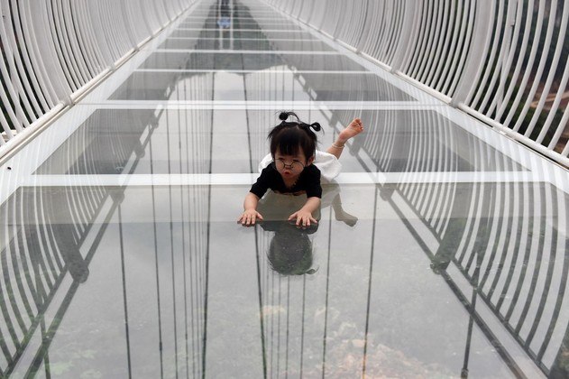 O piso da ponte é feito de um vidro temperado produzido na França, o que o torna suficientemente forte para suportar até 450 pessoas ao mesmo tempo e proporcionar que diversas pessoas possam apreciar a vista da vegetação no desfiladeiro abaixo