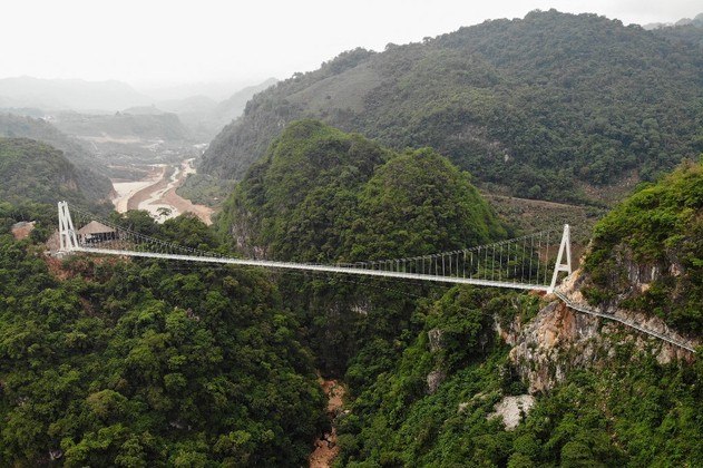 A empresa responsável pela Bach Long afirmou que a gigantesca estrutura de 632 metros de comprimento ultrapassou uma ponte de vidro de 526 metros de comprimento em Guangdong, na China